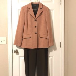 Jones Wear Pantsuit (lined, peachy brown with brown dress pants) very sharp 👜
